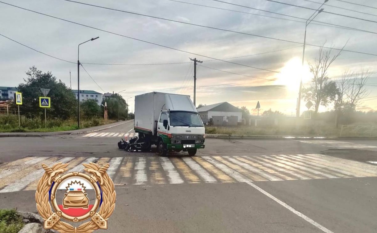 Не пропустил: водитель грузовичка на Сахалине сбил мотоциклиста