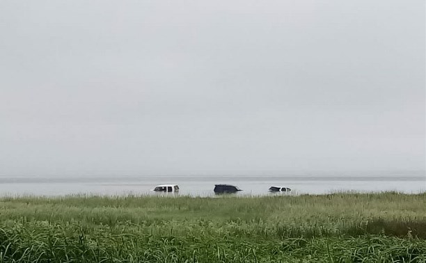 Прозевали прилив: три иномарки и "КамАЗ" затопило на севере Сахалина 