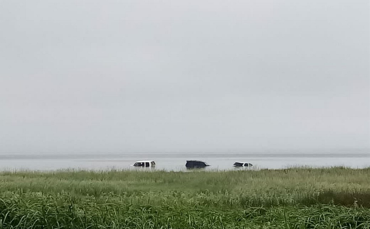 Прозевали прилив: три иномарки и "КамАЗ" затопило на севере Сахалина 