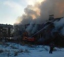 Двухэтажный дом горит в Смирных
