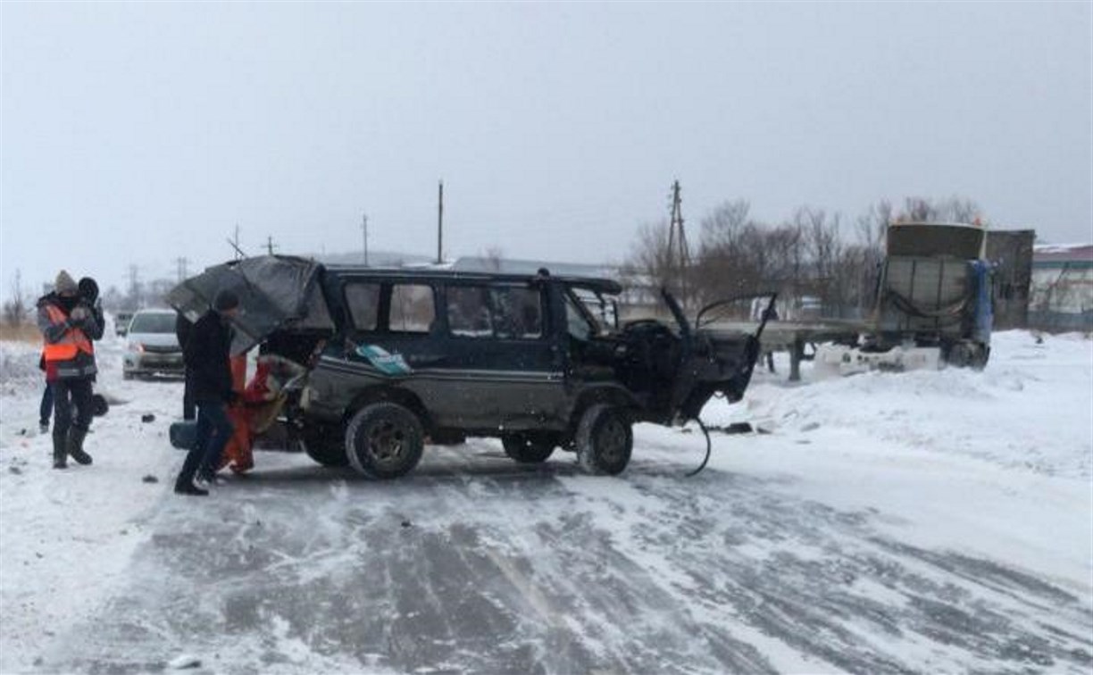 Тягач "снес" микроавтобус в Макарове