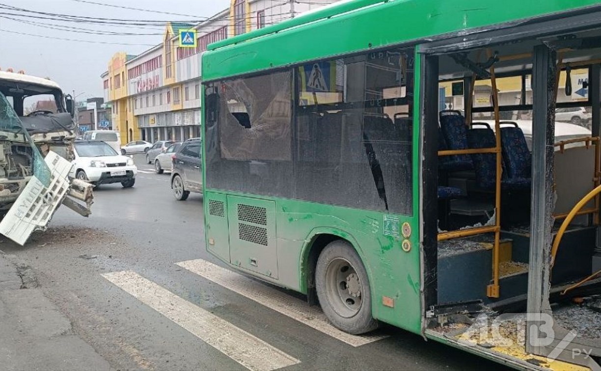 Пассажир пострадал в результате столкновения самосвала с автобусом в Южно-Сахалинске