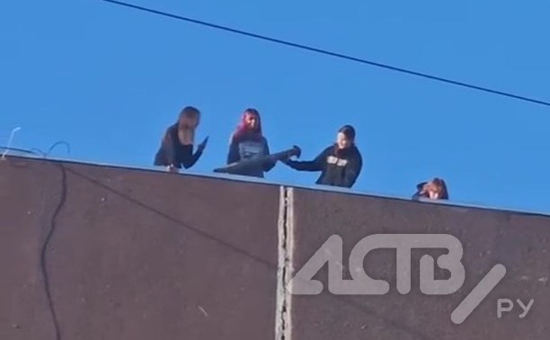 В Южно-Сахалинске девочки-подростки кидали с крыши девятиэтажки металлические трубы