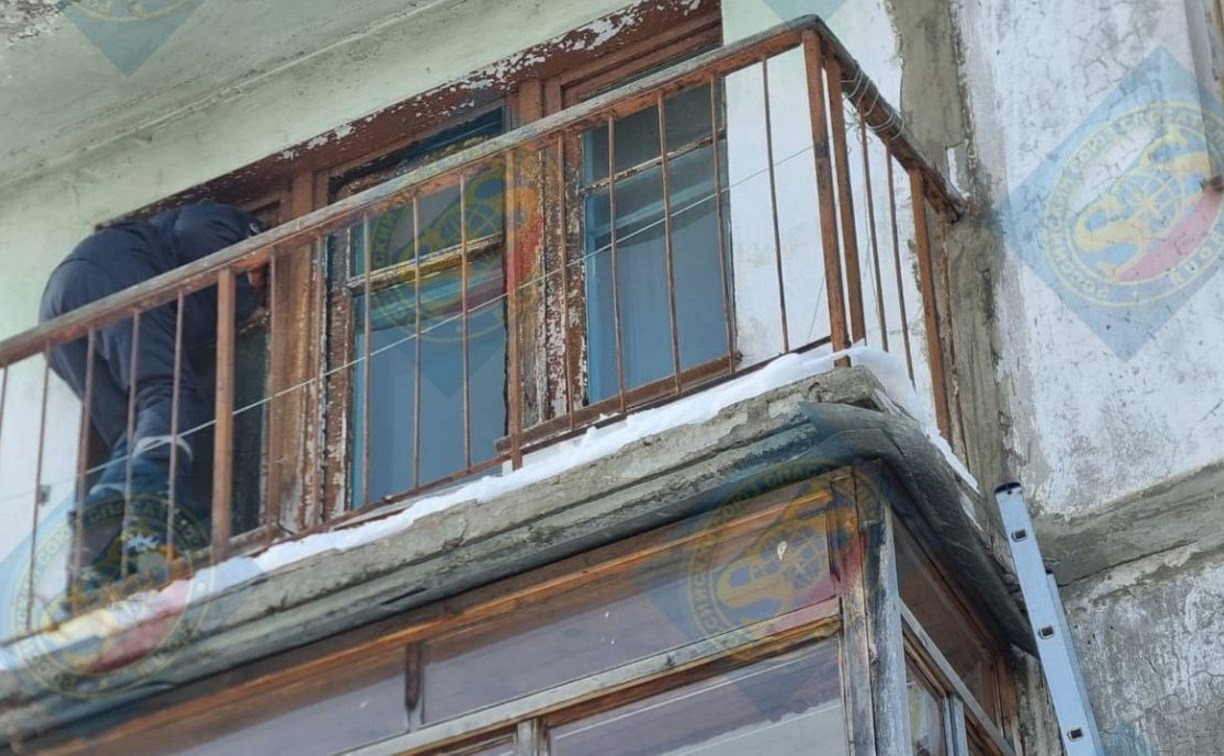 Спасатели через балкон проникли в квартиру сахалинки, которой срочно требовалась помощь