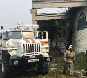Опилки на 1000 "квадратах" горят на полуразрушенном складе в Тымовском