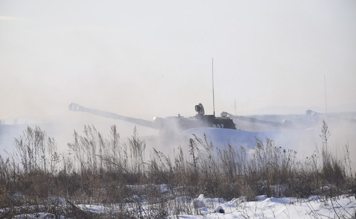 Сахалинские военные уничтожили командный пункт условного противника, укрывшегося в горной местности