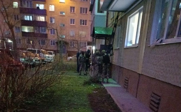 "Выбили окна и ворвались в квартиру": на Сахалине задержали распространителей наркотиков