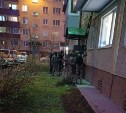 "Выбили окна и ворвались в квартиру": на Сахалине задержали распространителей наркотиков