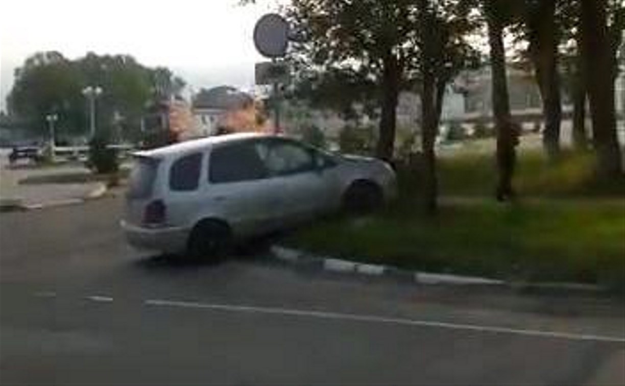 Автомобиль вылетел на газон при ДТП в Тымовском