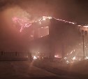 Двухэтажный дом с летней кухней за семь часов полностью сгорел на Сахалине