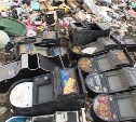 Почти три десятка игровых автоматов уничтожены на свалке в Долинске