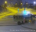 "Пытался проскочить": грузовик на скорости снёс светофорный столб в Южно-Сахалинске 