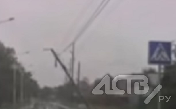 В Южно-Сахалинске от ветра повалились опоры линий электропередачи