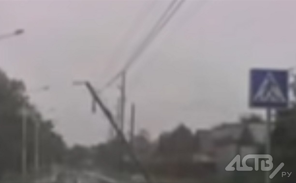 В Южно-Сахалинске от ветра повалились опоры линий электропередачи