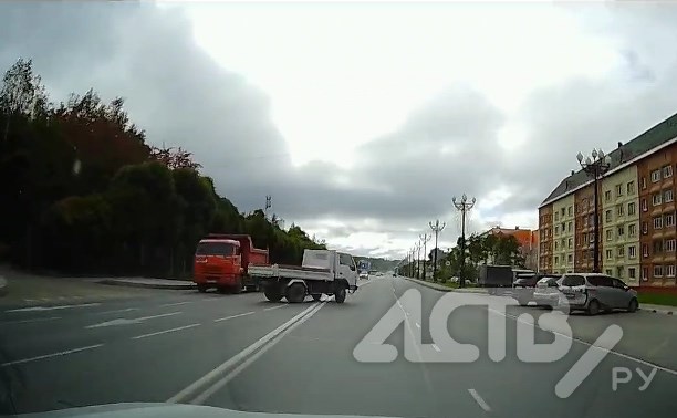 Грузовичок вырулил через двойную сплошную и подрезал автомобилиста в Южно-Сахалинске
