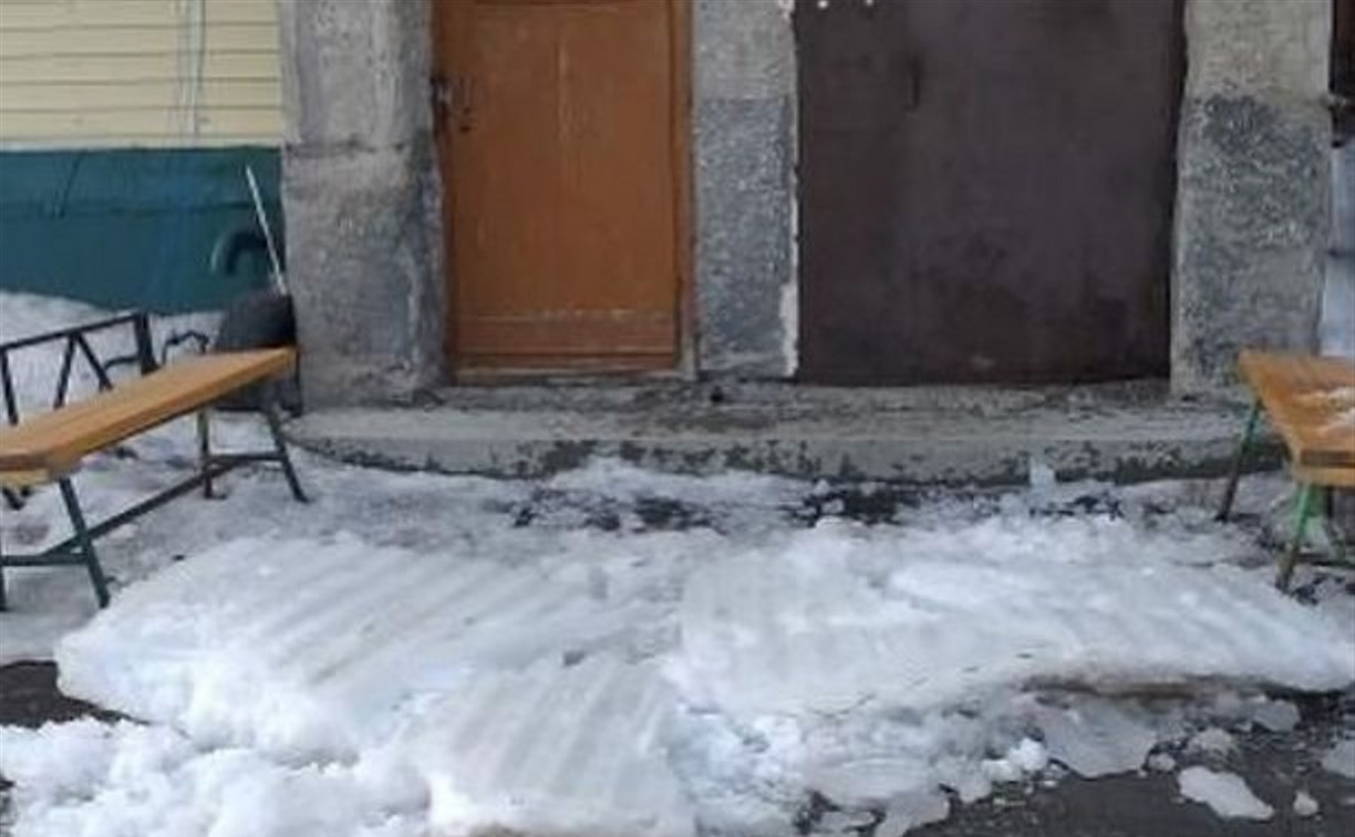 Массивный пласт наледи в Южно-Сахалинске обрушился прямо перед выходом из подъезда 