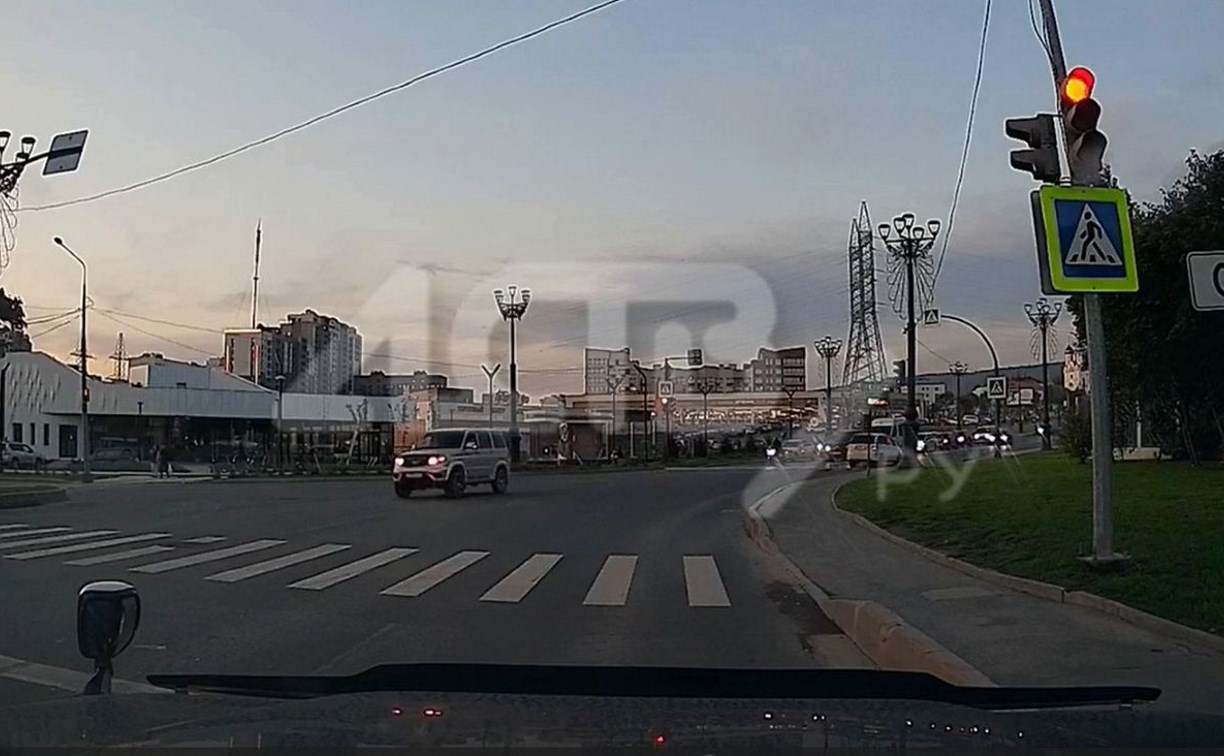 Не сбавляя скорости: в Южно-Сахалинске водитель УАЗа решил, что красный свет не для него