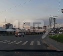 Не сбавляя скорости: в Южно-Сахалинске водитель УАЗа решил, что красный свет не для него