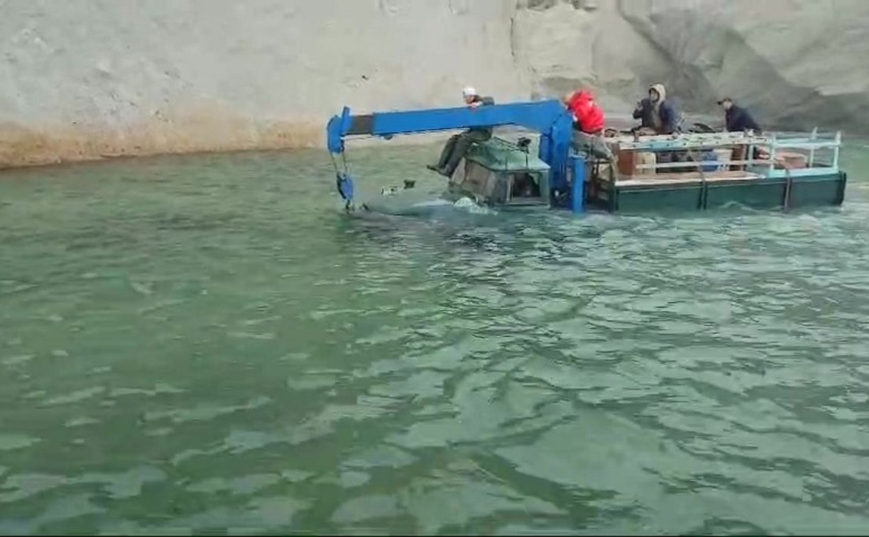 Суровые курильчане на большегрузе "плыли" по морю - видео