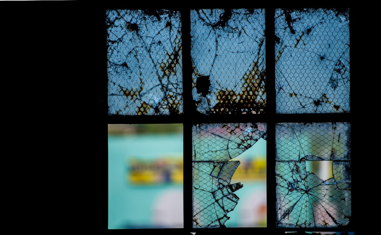 В Корсакове пьяный мужчина разбил окно, пытаясь попасть на вечеринку