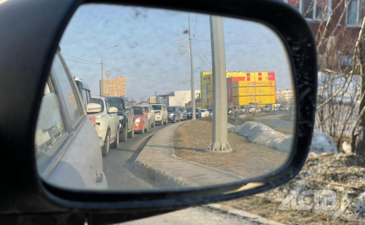 "Школа началась, что ли?": автолюбители встали в пробку в центре Южно-Сахалинска