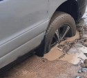 Дорога провалилась вместе с автомобилем в Корсакове