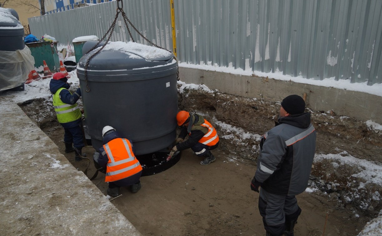 Мелкозаглубленные мусорные контейнеры продолжают устанавливать в Южно-Сахалинске