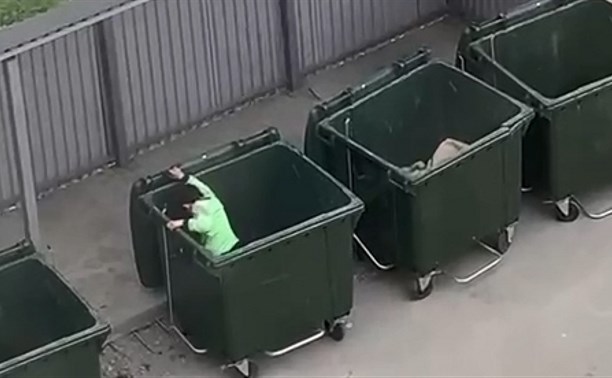 Ребёнок залез в мусорный бак на Сахалине