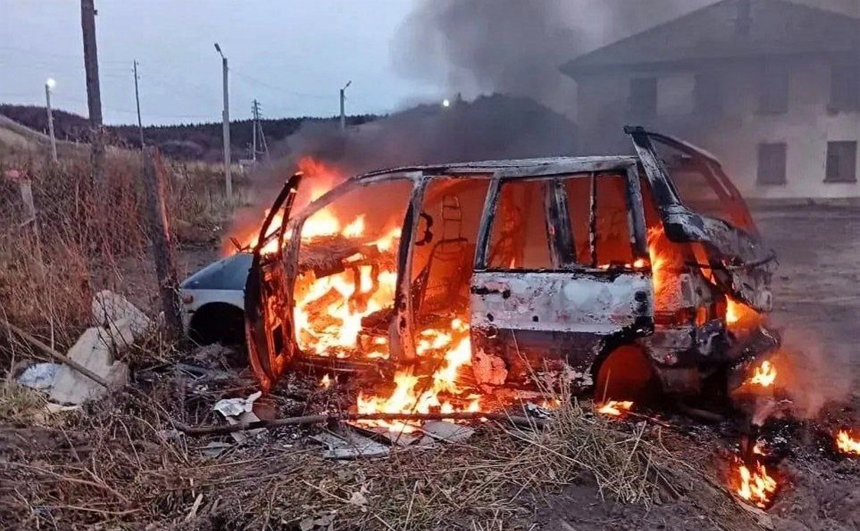 В Углегорске по неизвестной причине сгорел микроавтобус 