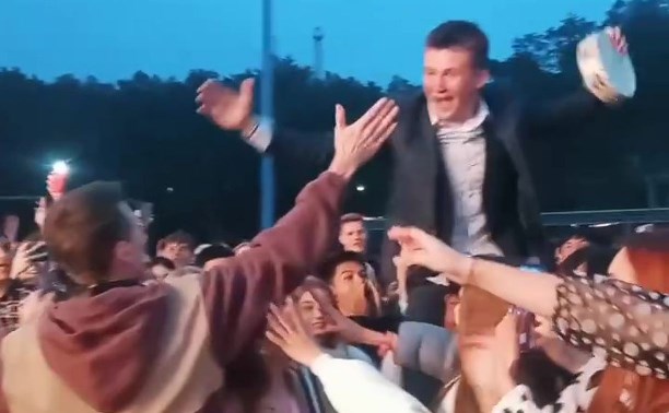 Группа Dabro подарила самому "отрывному" выпускнику Южно-Сахалинска бубен