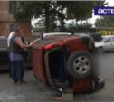 «Сальто» на дороге – водитель иномарки в Южно-Сахалинске проигнорировал красный свет (ВИДЕО)