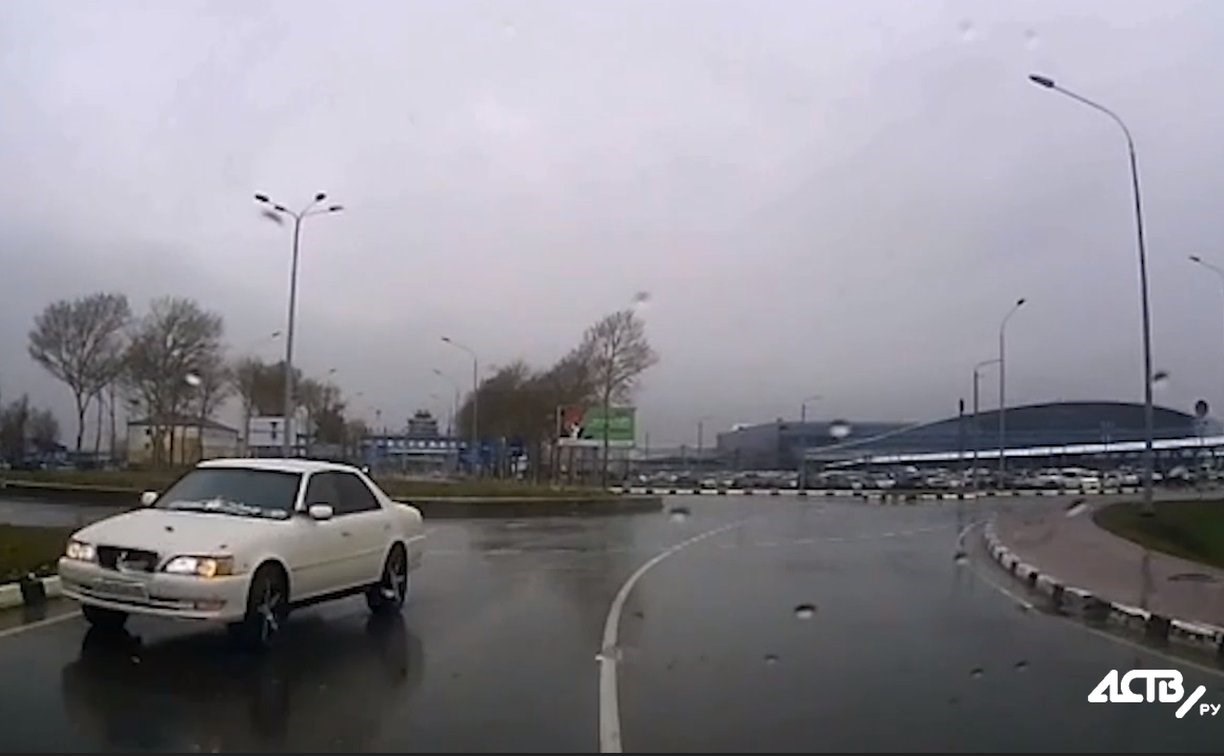"Видимо, магнитные бури": водитель в Южно-Сахалинске проехал кольцо, как сумел