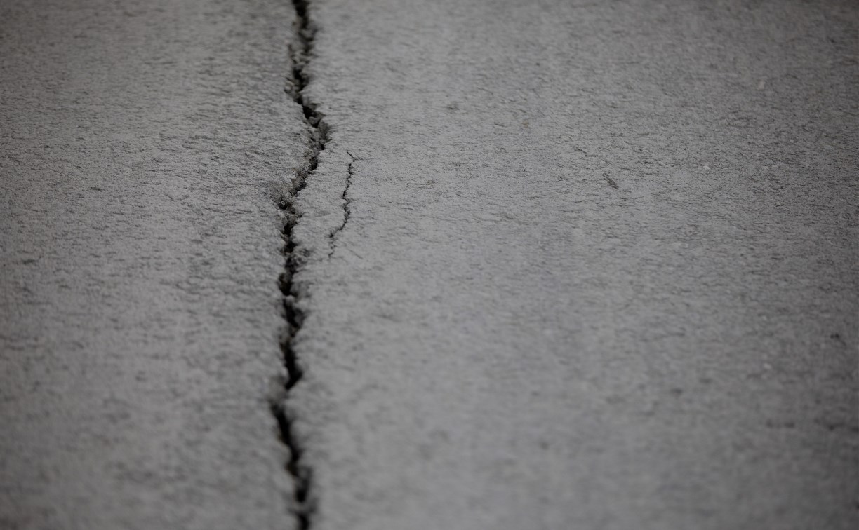 Что стало с дорогами после зимы выясняют в Южно-Сахалинске