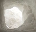  Сахалинец в поисках интернета выкопал трёхметровый лаз в снегу