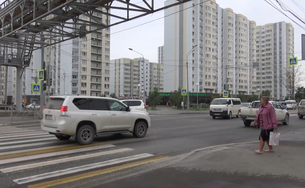 В Южно-Сахалинске опять меняют работу светофора, который собирал огромные пробки