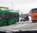Пассажирский автобус и внедорожник столкнулись в Южно-Сахалинске
