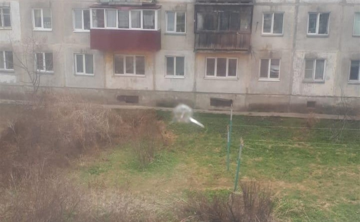 "Похоже на следы от пуль": два балкона в Южно-Сахалинске попали под обстрел 