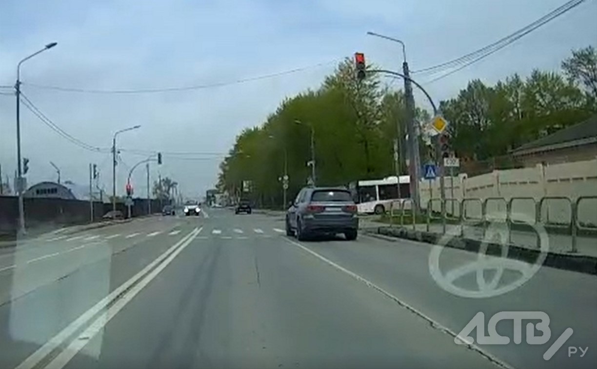 "Мерседес" в Южно-Сахалинске пролетел на красный и едва не подбил пассажирский автобус 