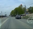 "Мерседес" в Южно-Сахалинске пролетел на красный и едва не подбил пассажирский автобус 