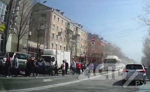 В Южно-Сахалинске задымился автобус: пассажиров высадили прямо на дороге