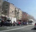В Южно-Сахалинске задымился автобус: пассажиров высадили прямо на дороге