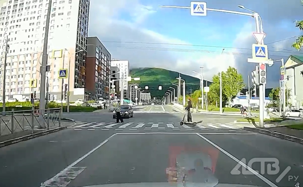 Водитель в Южно-Сахалинске проехал на красный и едва не сбил человека
