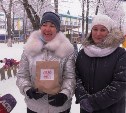 Сотни мандаринов раздали корреспонденты astv.ru на улицах Южно-Сахалинска