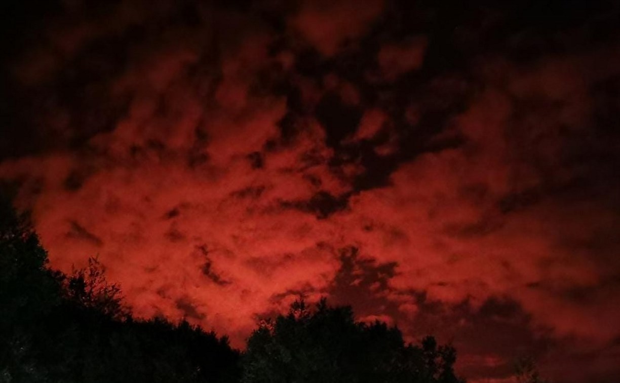 Огни ночного Мордора: небо в Корсакове залило зловещим красным свечением