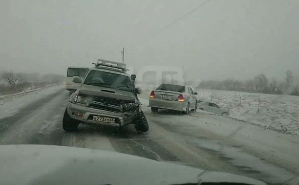 Тройное ДТП на въезде в Южно-Сахалинск: один автомобиль вылетел в кювет