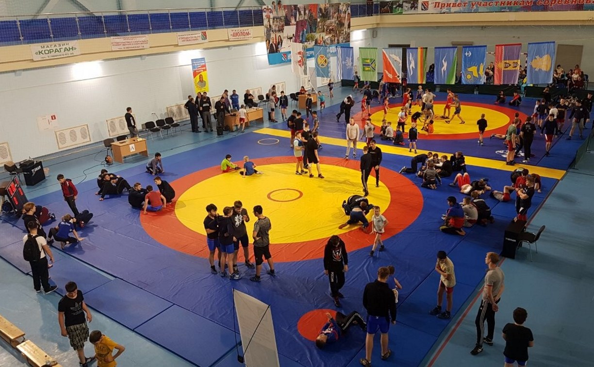 Больше 160 борцов сошлись в поединках областного турнира в Ногликах