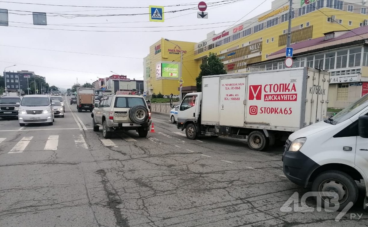 Грузовик сбил женщину на пешеходном переходе в Южно-Сахалинске