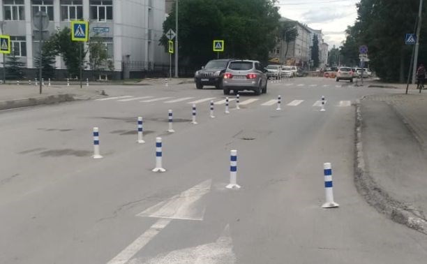 Водители в шоке: половину улицы Чехова в Южно-Сахалинске огородили столбиками