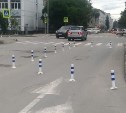 Водители в шоке: половину улицы Чехова в Южно-Сахалинске огородили столбиками