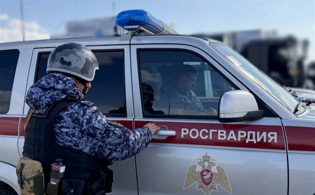 Работник кафе в Поронайске нажал тревожную кнопку из-за буйного посетителя